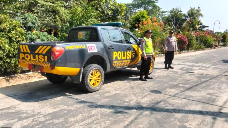 Personel Polsek Buay Madang Timur berjaga di samping kendaraan dinas patroli saat melaksanakan Kegiatan Rutin Yang Ditingkatkan (KRYD) di kawasan Jalan Desa Banyumas Asri, Kecamatan Buay Madang Timur, Kabupaten OKU Timur. 