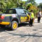 Personel Polsek Buay Madang Timur berjaga di samping kendaraan dinas patroli saat melaksanakan Kegiatan Rutin Yang Ditingkatkan (KRYD) di kawasan Jalan Desa Banyumas Asri, Kecamatan Buay Madang Timur, Kabupaten OKU Timur. 