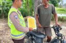 Personel Polsek Buay Madang Timur, Polres OKU Timur, memberikan edukasi dan menyebarkan Maklumat Kapolda Sumsel terkait larangan membakar hutan dan lahan kepada seorang warga di Desa Kumpul Rejo, Kecamatan Buay Madang Timur, Kabupaten OKU Timur, Sumatra Selatan. 