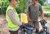 Personel Polsek Buay Madang Timur, Polres OKU Timur, memberikan edukasi dan menyebarkan Maklumat Kapolda Sumsel terkait larangan membakar hutan dan lahan kepada seorang warga di Desa Kumpul Rejo, Kecamatan Buay Madang Timur, Kabupaten OKU Timur, Sumatra Selatan. 