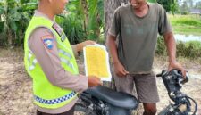Personel Polsek Buay Madang Timur, Polres OKU Timur, memberikan edukasi dan menyebarkan Maklumat Kapolda Sumsel terkait larangan membakar hutan dan lahan kepada seorang warga di Desa Kumpul Rejo, Kecamatan Buay Madang Timur, Kabupaten OKU Timur, Sumatra Selatan. 