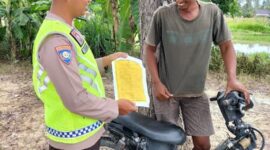 Personel Polsek Buay Madang Timur, Polres OKU Timur, memberikan edukasi dan menyebarkan Maklumat Kapolda Sumsel terkait larangan membakar hutan dan lahan kepada seorang warga di Desa Kumpul Rejo, Kecamatan Buay Madang Timur, Kabupaten OKU Timur, Sumatra Selatan. 
