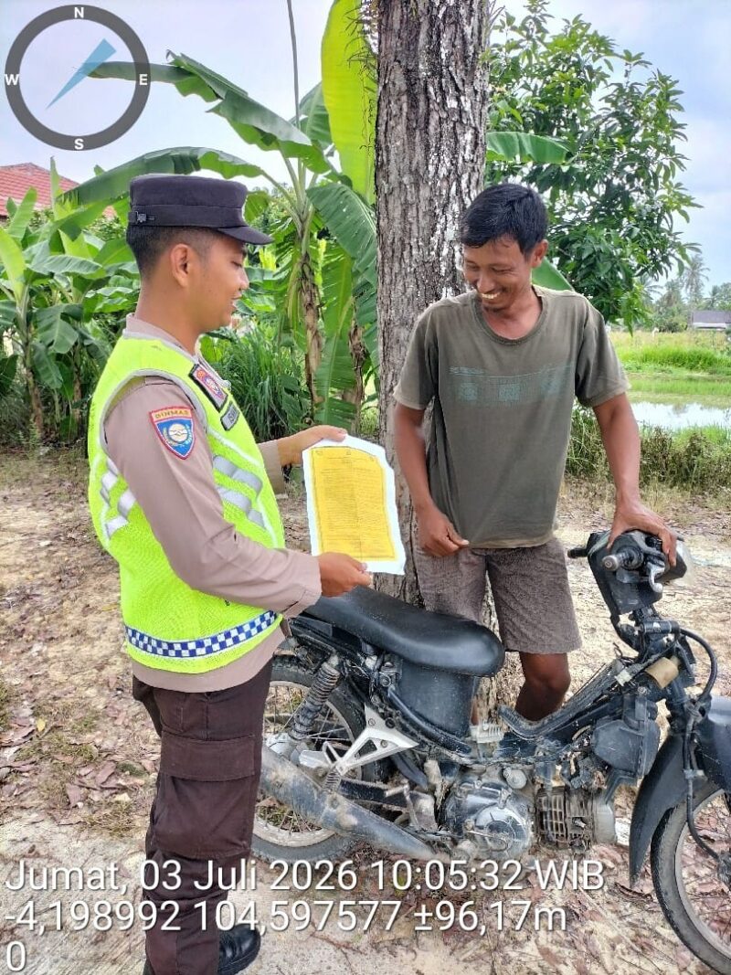 Personel Polsek Buay Madang Timur, Polres OKU Timur, memberikan edukasi dan menyebarkan Maklumat Kapolda Sumsel terkait larangan membakar hutan dan lahan kepada seorang warga di Desa Kumpul Rejo, Kecamatan Buay Madang Timur, Kabupaten OKU Timur, Sumatra Selatan. 