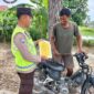 Personel Polsek Buay Madang Timur, Polres OKU Timur, memberikan edukasi dan menyebarkan Maklumat Kapolda Sumsel terkait larangan membakar hutan dan lahan kepada seorang warga di Desa Kumpul Rejo, Kecamatan Buay Madang Timur, Kabupaten OKU Timur, Sumatra Selatan. 