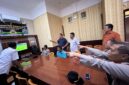 Kapolsek Buay Madang Timur IPTU Swisspo, bersama personel Polsek dan warga sekitar menyaksikan siaran langsung pertandingan Pesta Bola Dunia 2026 antara Spanyol vs Austria di Mako Polsek Buay Madang Timur, Kabupaten OKU Timur, Sumatra Selatan. 