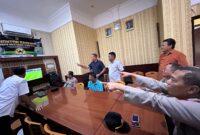 Kapolsek Buay Madang Timur IPTU Swisspo, bersama personel Polsek dan warga sekitar menyaksikan siaran langsung pertandingan Pesta Bola Dunia 2026 antara Spanyol vs Austria di Mako Polsek Buay Madang Timur, Kabupaten OKU Timur, Sumatra Selatan. 