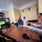 Kapolsek Buay Madang Timur IPTU Swisspo, bersama personel Polsek dan warga sekitar menyaksikan siaran langsung pertandingan Pesta Bola Dunia 2026 antara Spanyol vs Austria di Mako Polsek Buay Madang Timur, Kabupaten OKU Timur, Sumatra Selatan. 