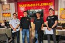 Foto :  pelaku saat diserahkan polrestabes palembang