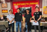 Foto :  pelaku saat diserahkan polrestabes palembang