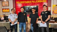 Foto : pelaku saat diserahkan polrestabes palembang