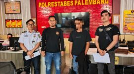 Foto :  pelaku saat diserahkan polrestabes palembang