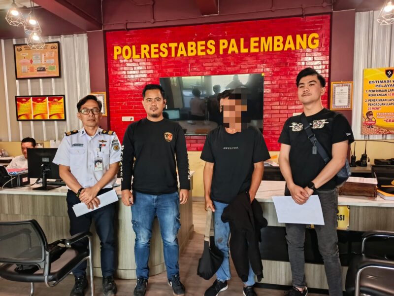 Foto :  pelaku saat diserahkan polrestabes palembang