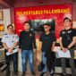 Foto :  pelaku saat diserahkan polrestabes palembang