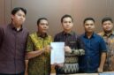 Tim kuasa hukum dari Sakahira Law Firm yang mewakili Bripda F, yakni A. Rilo Budiman SH MH, M. Axel F SH MH, Febri Prayoga SH MH, Amin Rais SH MH, dan M. Abyan Zhafran SH MH, saat memberikan keterangan kepada awak media pada Jumat (3/7/2026).