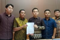 Tim kuasa hukum dari Sakahira Law Firm yang mewakili Bripda F, yakni A. Rilo Budiman SH MH, M. Axel F SH MH, Febri Prayoga SH MH, Amin Rais SH MH, dan M. Abyan Zhafran SH MH, saat memberikan keterangan kepada awak media pada Jumat (3/7/2026).