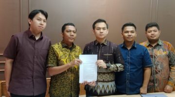 Tim kuasa hukum dari Sakahira Law Firm yang mewakili Bripda F, yakni A. Rilo Budiman SH MH, M. Axel F SH MH, Febri Prayoga SH MH, Amin Rais SH MH, dan M. Abyan Zhafran SH MH, saat memberikan keterangan kepada awak media pada Jumat (3/7/2026).