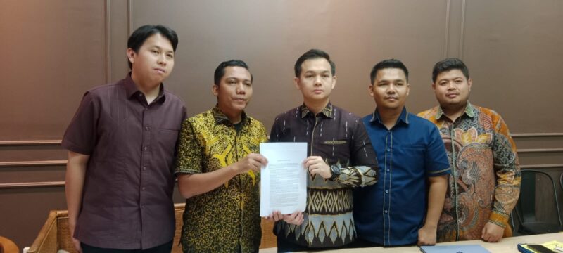 Tim kuasa hukum dari Sakahira Law Firm yang mewakili Bripda F, yakni A. Rilo Budiman SH MH, M. Axel F SH MH, Febri Prayoga SH MH, Amin Rais SH MH, dan M. Abyan Zhafran SH MH, saat memberikan keterangan kepada awak media pada Jumat (3/7/2026).