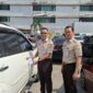 Kepala Bapenda Sumsel, Achmad Rizwan usai memasang hang tag di kendaraan sebagai penginat untuk membayar pajak. Foto: istimewa
