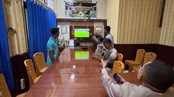 Pererat Kebersamaan, Polsek Buay Madang Timur Gelar Nobar Pesta Bola Dunia 2026 Bersama Warga