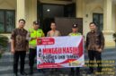 Personel Polsek Buay Madang Timur berfoto bersama perwakilan jemaat saat menggelar pengamanan ibadah 