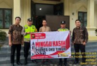 Personel Polsek Buay Madang Timur berfoto bersama perwakilan jemaat saat menggelar pengamanan ibadah "Minggu Kasih" di Gereja Trinitas Bangun Sari BK 3, Kabupaten OKU Timur. 