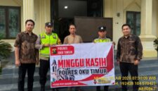 Personel Polsek Buay Madang Timur berfoto bersama perwakilan jemaat saat menggelar pengamanan ibadah 