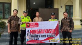 Personel Polsek Buay Madang Timur berfoto bersama perwakilan jemaat saat menggelar pengamanan ibadah 