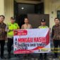 Personel Polsek Buay Madang Timur berfoto bersama perwakilan jemaat saat menggelar pengamanan ibadah 
