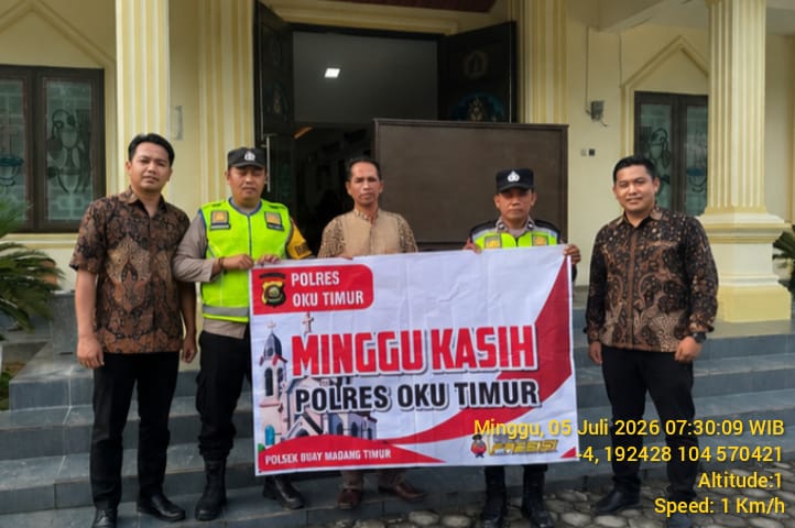 Personel Polsek Buay Madang Timur berfoto bersama perwakilan jemaat saat menggelar pengamanan ibadah 