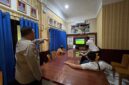 Kapolsek Buay Madang Timur Iptu Swisspo, memantau jalannya kegiatan nonton bareng Pesta Bola Dunia 2026 di Mako Polsek Buay Madang Timur, Kabupaten OKU Timur, Minggu dini hari (05/07/2026).