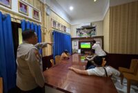 Kapolsek Buay Madang Timur Iptu Swisspo, memantau jalannya kegiatan nonton bareng Pesta Bola Dunia 2026 di Mako Polsek Buay Madang Timur, Kabupaten OKU Timur, Minggu dini hari (05/07/2026).