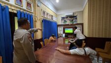 Kapolsek Buay Madang Timur Iptu Swisspo, memantau jalannya kegiatan nonton bareng Pesta Bola Dunia 2026 di Mako Polsek Buay Madang Timur, Kabupaten OKU Timur, Minggu dini hari (05/07/2026).