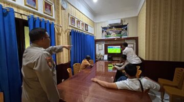 Kapolsek Buay Madang Timur Iptu Swisspo, memantau jalannya kegiatan nonton bareng Pesta Bola Dunia 2026 di Mako Polsek Buay Madang Timur, Kabupaten OKU Timur, Minggu dini hari (05/07/2026).