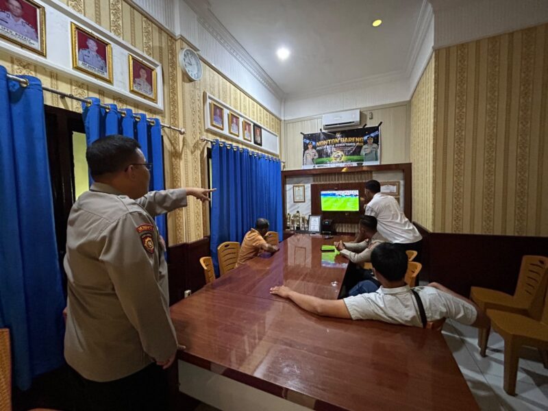 Kapolsek Buay Madang Timur Iptu Swisspo, memantau jalannya kegiatan nonton bareng Pesta Bola Dunia 2026 di Mako Polsek Buay Madang Timur, Kabupaten OKU Timur, Minggu dini hari (05/07/2026).