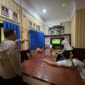 Kapolsek Buay Madang Timur Iptu Swisspo, memantau jalannya kegiatan nonton bareng Pesta Bola Dunia 2026 di Mako Polsek Buay Madang Timur, Kabupaten OKU Timur, Minggu dini hari (05/07/2026).
