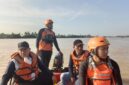 Tim SAR gabungan saat mencari korban di Sungai Komering. Foto: Basarnas Palembang.
