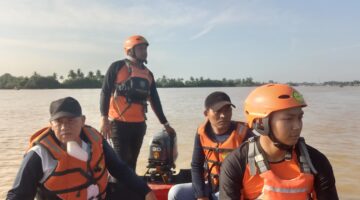 Tim SAR gabungan saat mencari korban di Sungai Komering. Foto: Basarnas Palembang.