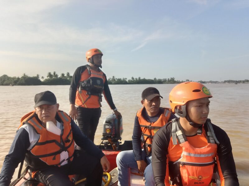 Tim SAR gabungan saat mencari korban di Sungai Komering. Foto: Basarnas Palembang.