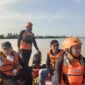 Tim SAR gabungan saat mencari korban di Sungai Komering. Foto: Basarnas Palembang.