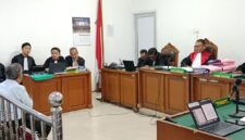 Kedua terdakwa dihadirkan di Pengadilan Tipikor Palembang pada Senin (6/7/2026) untuk menjalani pemeriksaan dalam persidangan.