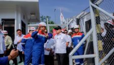 Kepala Staf Kepresidenan RI Jenderal TNI (Purn.) Prof. Dr. Dudung Abdurachman (tengah) didampingi jajaran direksi PGN, Direktur Utama Arief K. Risdianto (kanan) serta Direktur Infrastruktur dan Teknologi Hery Murahmanta (kiri), meninjau SPG Pagardewa, Jumat (3/7/2026). 
