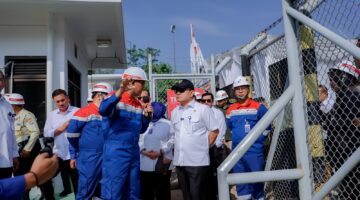 Kepala Staf Kepresidenan RI Jenderal TNI (Purn.) Prof. Dr. Dudung Abdurachman (tengah) didampingi jajaran direksi PGN, Direktur Utama Arief K. Risdianto (kanan) serta Direktur Infrastruktur dan Teknologi Hery Murahmanta (kiri), meninjau SPG Pagardewa, Jumat (3/7/2026). 