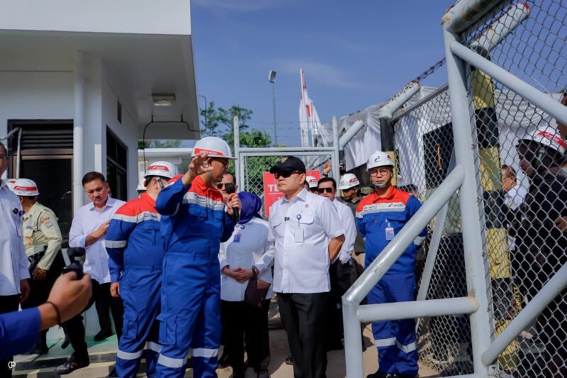 Kepala Staf Kepresidenan RI Jenderal TNI (Purn.) Prof. Dr. Dudung Abdurachman (tengah) didampingi jajaran direksi PGN, Direktur Utama Arief K. Risdianto (kanan) serta Direktur Infrastruktur dan Teknologi Hery Murahmanta (kiri), meninjau SPG Pagardewa, Jumat (3/7/2026). 