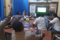Mempererat tali silaturahmi dengan warga, Polsek Buay Madang Timur menggelar Nonton Bareng (Nobar) Pesta Bola Dunia 2026 (Portugal vs Spanyol) di Mako Polsek. 
