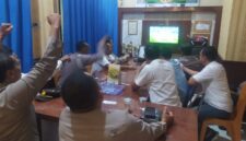Mempererat tali silaturahmi dengan warga, Polsek Buay Madang Timur menggelar Nonton Bareng (Nobar) Pesta Bola Dunia 2026 (Portugal vs Spanyol) di Mako Polsek. 
