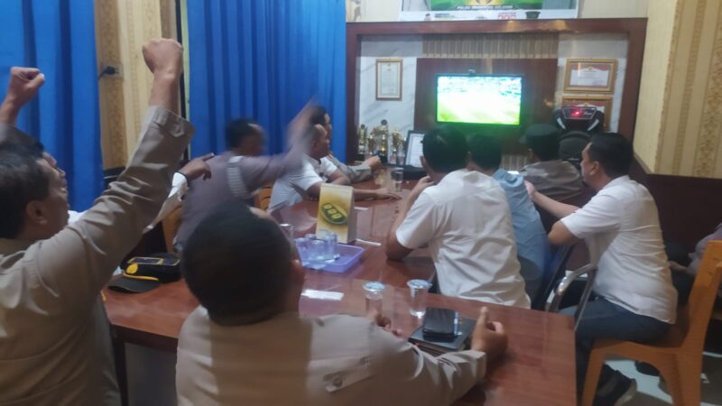 Mempererat tali silaturahmi dengan warga, Polsek Buay Madang Timur menggelar Nonton Bareng (Nobar) Pesta Bola Dunia 2026 (Portugal vs Spanyol) di Mako Polsek. 