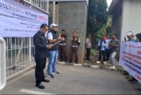 Saat SIRA dan PST gelar aksi damai di kejati Sumsel, Selasa (7/7/2026)