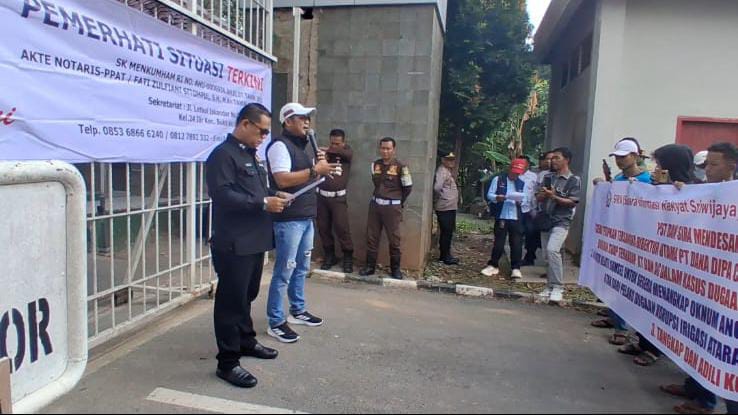 Saat SIRA dan PST gelar aksi damai di kejati Sumsel, Selasa (7/7/2026)