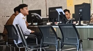 Foto : pegawai rs bari saat membuat laporan polisi