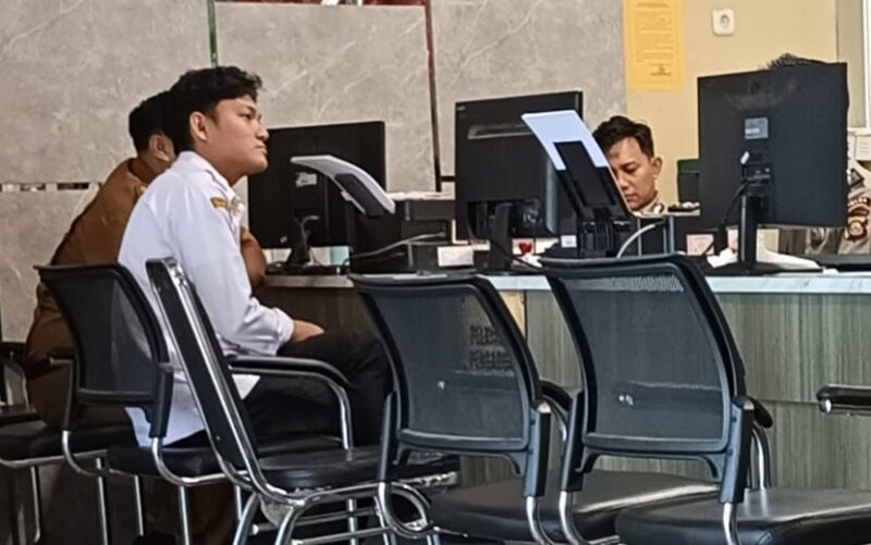 Foto :  pegawai rs bari saat membuat laporan polisi